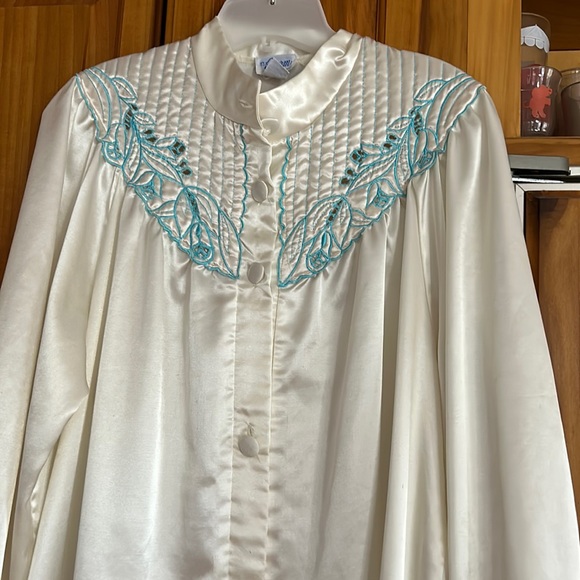Vintage It’s A Charm white robe w/blue embroidered on quilted yoke. Size - Picture 1 of 9